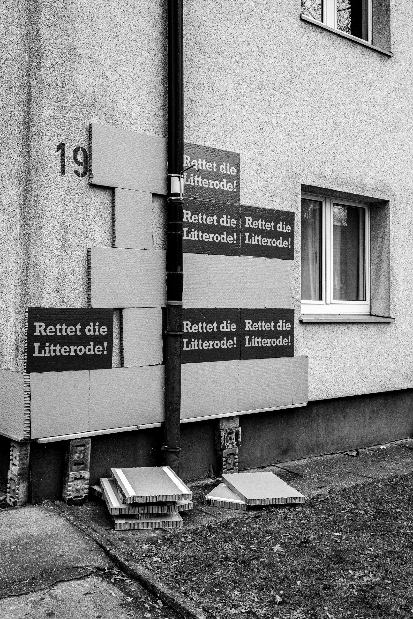 Symbolische Sanierung: Plakate mit der Aufschrift "Rettet die Litterode!" an einer Hausfassade