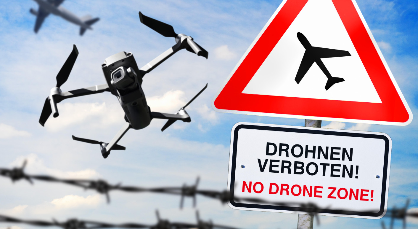 Drohnen-Verbotsschild, Drohne am Himmel und startendes Flugzeug, Symbolfoto Drohnenverbot an Flughäfen, Fotomontage