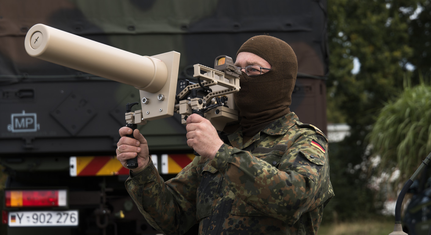Ein Bundeswehrsoldat mit einem Jammer, der die Signale von Drohnen stören kann. Auch die Polizeien in der Ländern beschaffen solche Abwehrgeräte. Foto:Marcus Golejewski/picture alliance