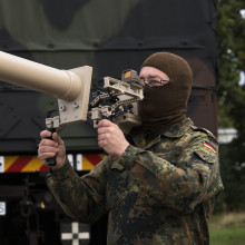Ein Bundeswehrsoldat mit einem Jammer, der die Signale von Drohnen stören kann. Auch die Polizeien in der Ländern beschaffen solche Abwehrgeräte. Foto:Marcus Golejewski/picture alliance