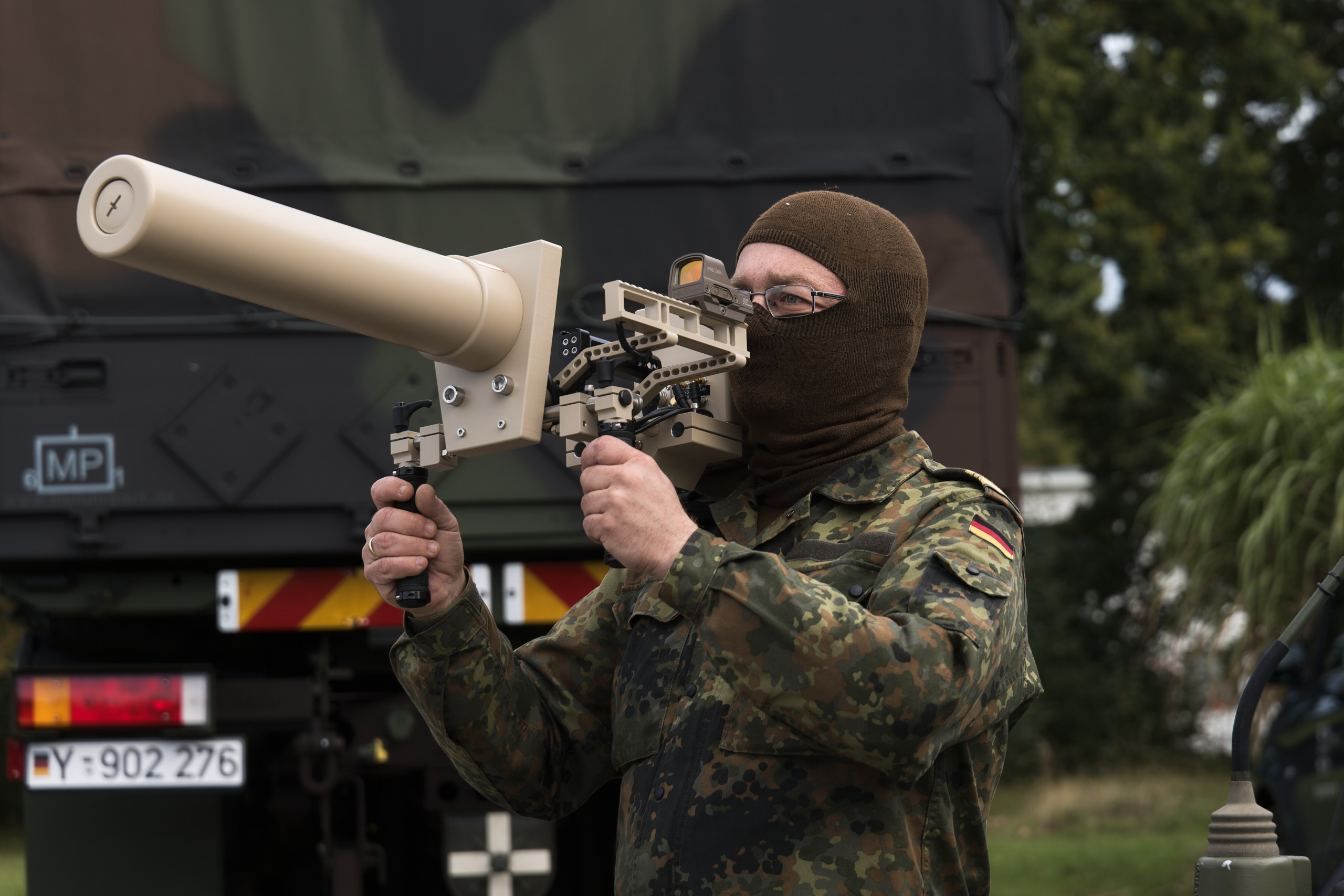 Ein Bundeswehrsoldat mit einem Jammer, der die Signale von Drohnen stören kann. Auch die Polizeien in der Ländern beschaffen solche Abwehrgeräte. Foto:Marcus Golejewski/picture alliance