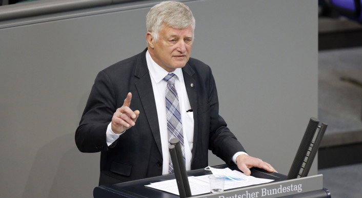 AfD-Abgeordneter Ulrich Oehme steht 2021 am Rednerpult im Bundestag und hebt den rechten Zeigefinger.