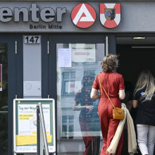 Zwei Personen laufen in ein Jobcenter