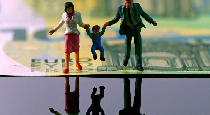Symbolbild: Bürgergeld soll den Lebensunterhalt von Menschen sichern, die nicht selbst für sich sorgen können. Eine vierköpfige Familie bekommt im Schnitt 1.700 Euro pro Monat ausgezahlt. (Bild: picture alliance / M.i.S.-Sportpressefoto | MiS)