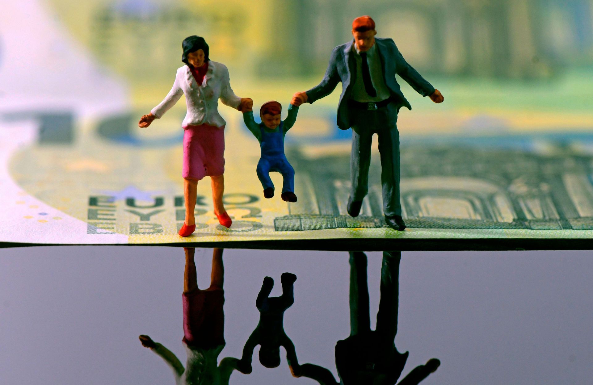 Symbolbild: Bürgergeld soll den Lebensunterhalt von Menschen sichern, die nicht selbst für sich sorgen können. Eine vierköpfige Familie bekommt im Schnitt 1.700 Euro pro Monat ausgezahlt. (Bild: picture alliance / M.i.S.-Sportpressefoto | MiS)