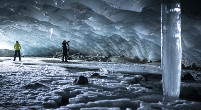 Fotografen in einer Gletscherhöhle am Morteratschgletscher in den Alpen: Ist Gletscherschmelze eine Folge des menschengemachten Klimawandels? (Bild: DPA / Picture Alliance)