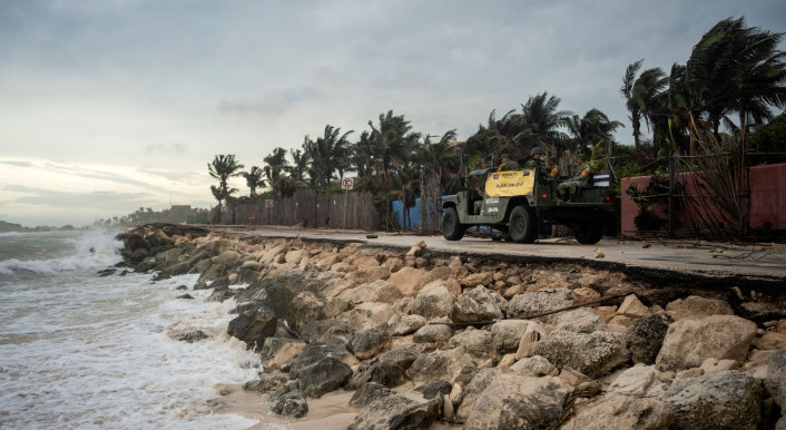 Mitglieder der mexikanischen Streitkräfte patrouillieren die Küste von Tulum nach einem Hurrikan. (Bild: Felix Marquez / DPA / Picture Alliance)