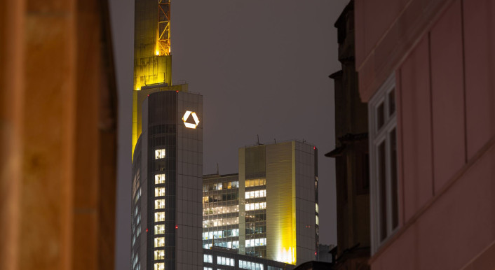 Der Commerzbank-Tower in Frankfurt am Main: Nach Angaben der Bank zierte kein Banner mit politischen Slogans das Gebäude. (Bild: DPA / Picture Alliance)