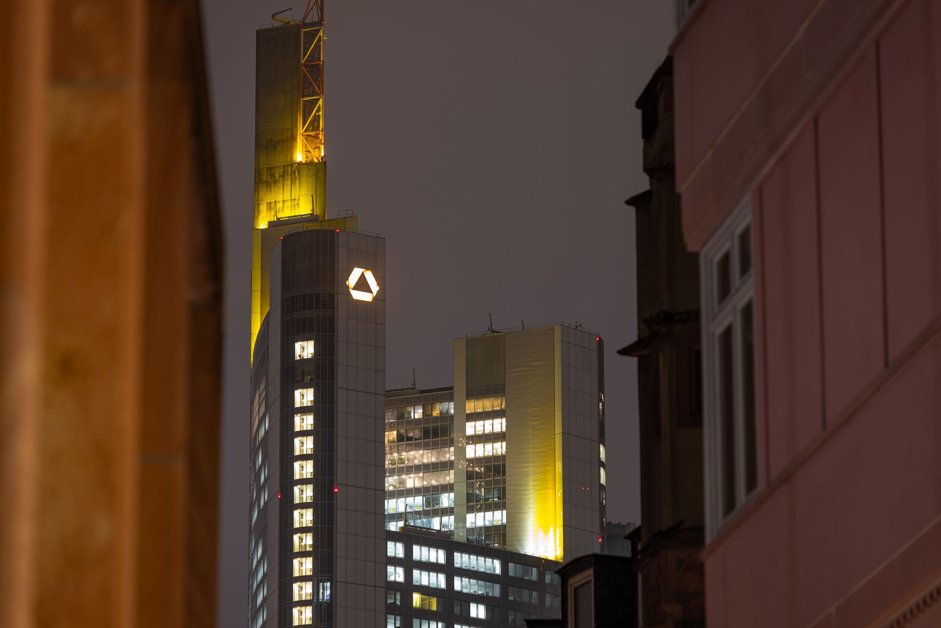 Der Commerzbank-Tower in Frankfurt am Main: Nach Angaben der Bank zierte kein Banner mit politischen Slogans das Gebäude. (Bild: DPA / Picture Alliance)