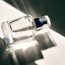 Eine liegende Parfümflasche
