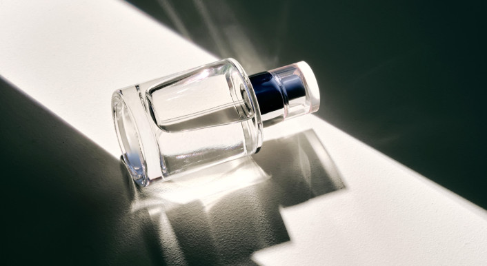 Eine liegende Parfümflasche