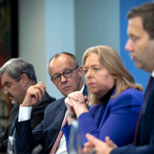 CSU-Chef Markus Söder, Bundeskanzler Friedrich Merz, Bundesarbeitsministerin Bärbel Bas und Bundesfinanzminister Lars Klingbeil sitzen bei einem Pressetermin an einem Tisch.