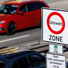 Fahrverbote in der Nacht gibt es in Deutschland an Sonn- und Feiertagen für LKW. Fahrverbote für PKW können zum Beispiel durch Umweltzonen erlassen werden