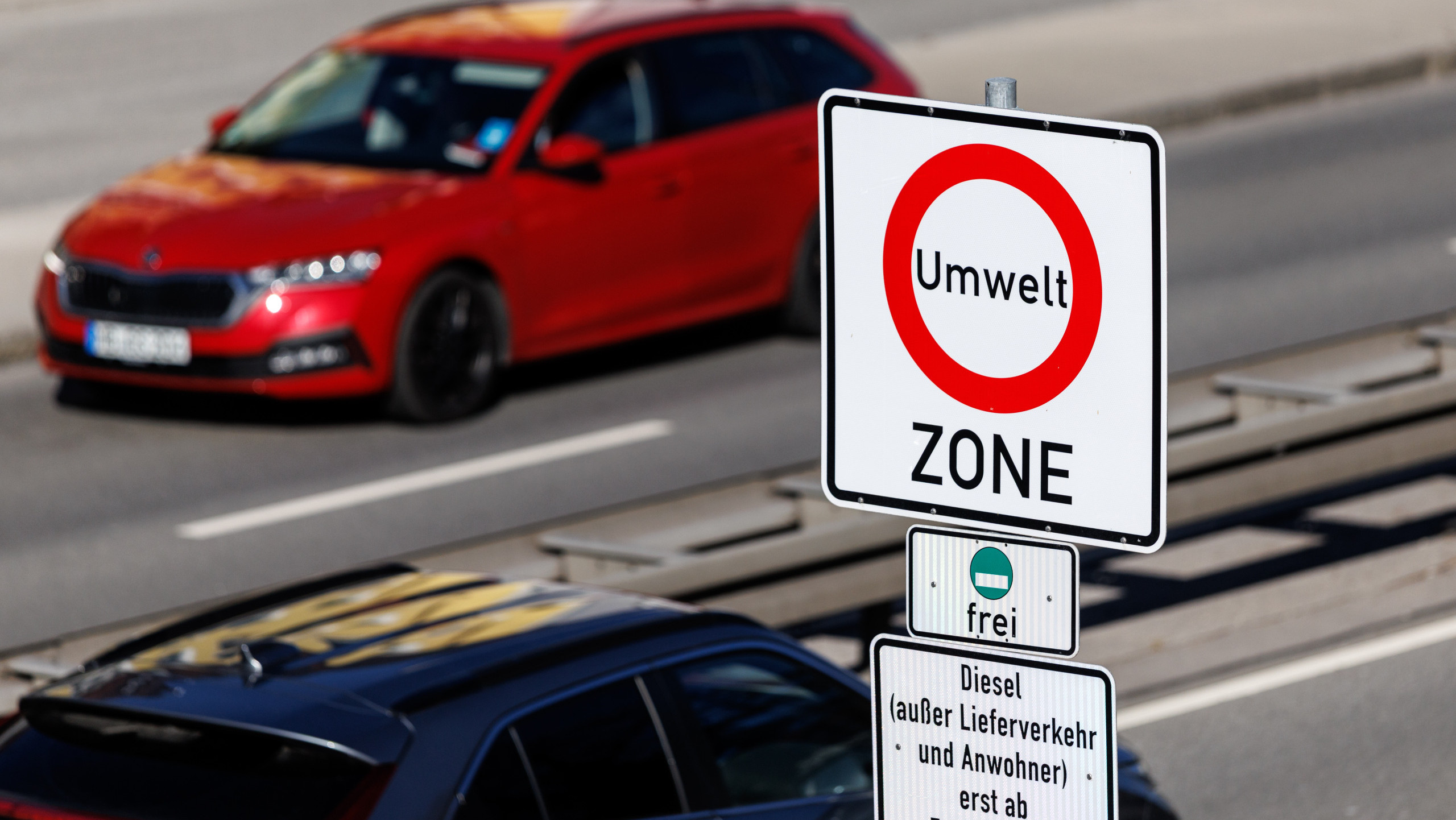 Fahrverbote in der Nacht gibt es in Deutschland an Sonn- und Feiertagen für LKW. Fahrverbote für PKW können zum Beispiel durch Umweltzonen erlassen werden