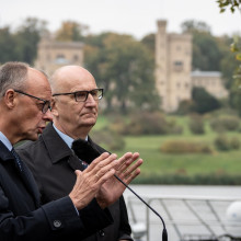 Merz und Woidke bei einem Pressetermin im Freien.