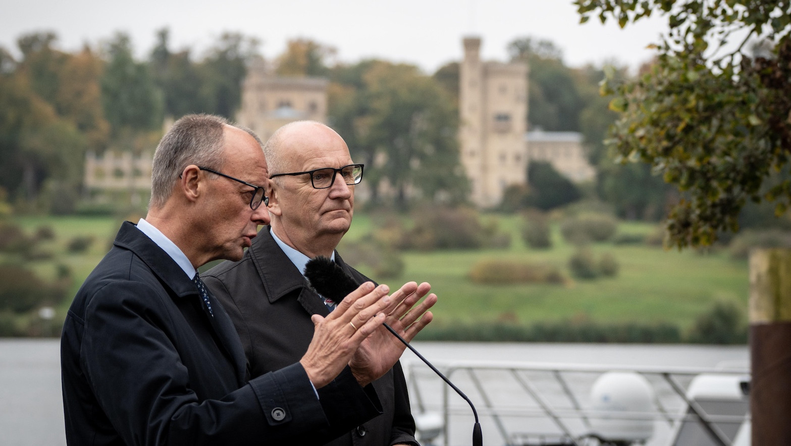 Merz und Woidke bei einem Pressetermin im Freien.