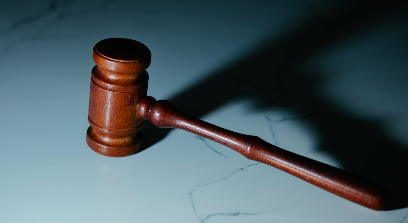 richter-hammer-justiz-menschen-mit-behinderung-chancen-vor-gericht-min