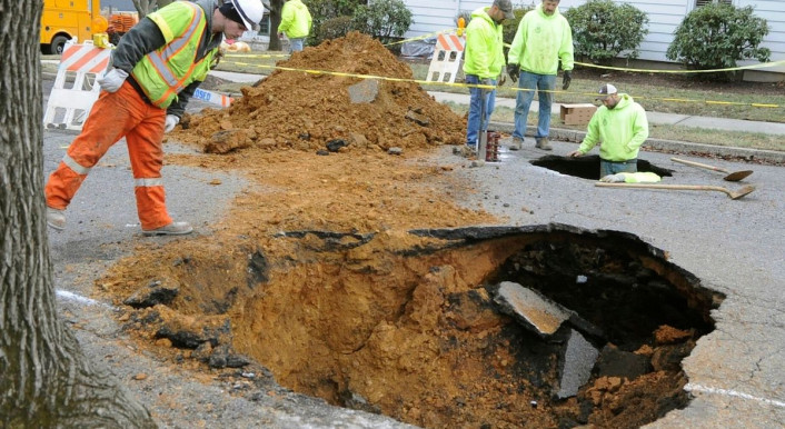 Senklöcher können teilweise plötzlich mitten auf der Straße entstehen – so wie hier in der US-Stadt Bethlehem im Jahr 2016 (Bild: Sue Beyer / AP Images (Symbolbild))