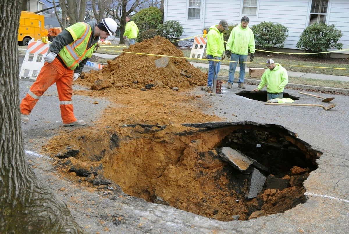 Senklöcher können teilweise plötzlich mitten auf der Straße entstehen – so wie hier in der US-Stadt Bethlehem im Jahr 2016 (Bild: Sue Beyer / AP Images (Symbolbild))