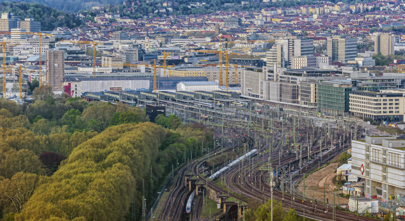 Gleisvorfeld am Hauptbahnhof mit Blick auf die Innenstadt von Stuttgart...