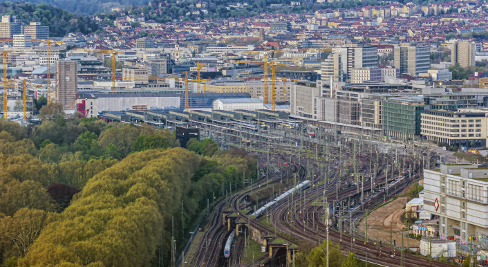 Stuttgart liegt im Kessel: Fehlender Platz und Hanglagen machen die Wärmewende dort besonders schwer. Dennoch wollte die Stadt bis 2035 klimaneutral sein. (Bild: picture alliance /imageBROKER | Arnulf Hettrich)