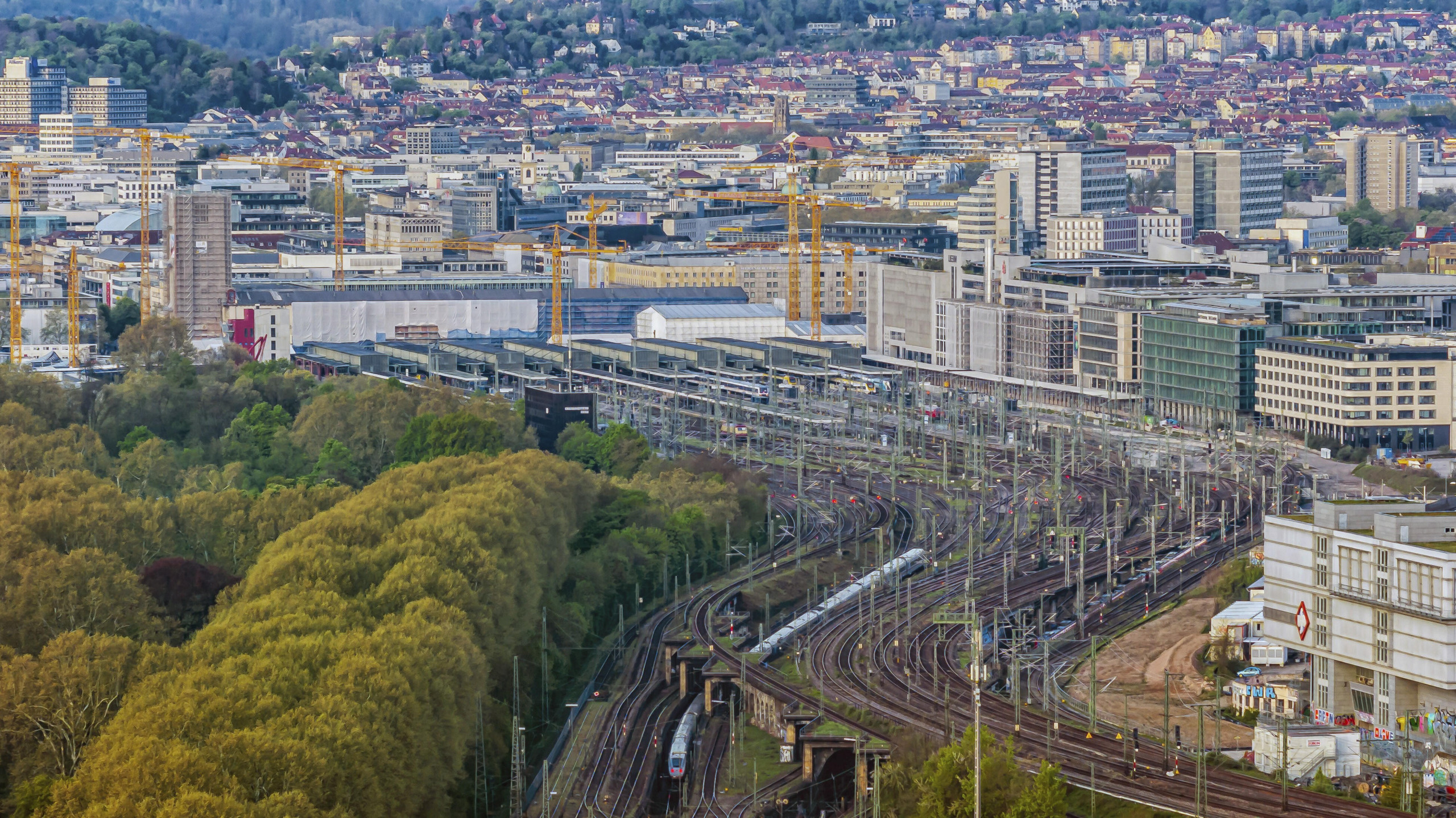 Stuttgart liegt im Kessel: Fehlender Platz und Hanglagen machen die Wärmewende dort besonders schwer. Dennoch wollte die Stadt bis 2035 klimaneutral sein. (Bild: picture alliance /imageBROKER | Arnulf Hettrich)