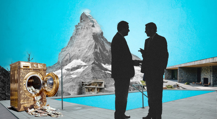 Zwei Männer im schwarzen Anzug sprechen miteinander. Sie sind nicht zu erkennen. Dahinter ist das Matterhorn zu sehen. Die Männer stehen vor einem grossen Luxuspool. Daneben steht eine goldene Waschmaschine mit Diamanten. Aus ihr kommen ein Haufen Geldscheine zum Vorschein.