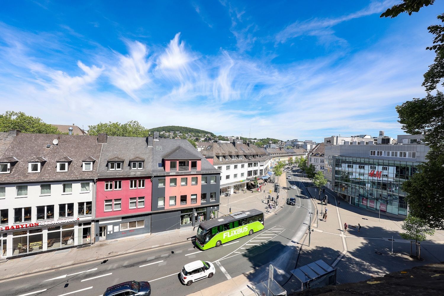 Ein Flixbus fährt im nordrhein-westfälischen Siegen (Symbolbild) (Bild: Rene Traut / Picture Alliance)