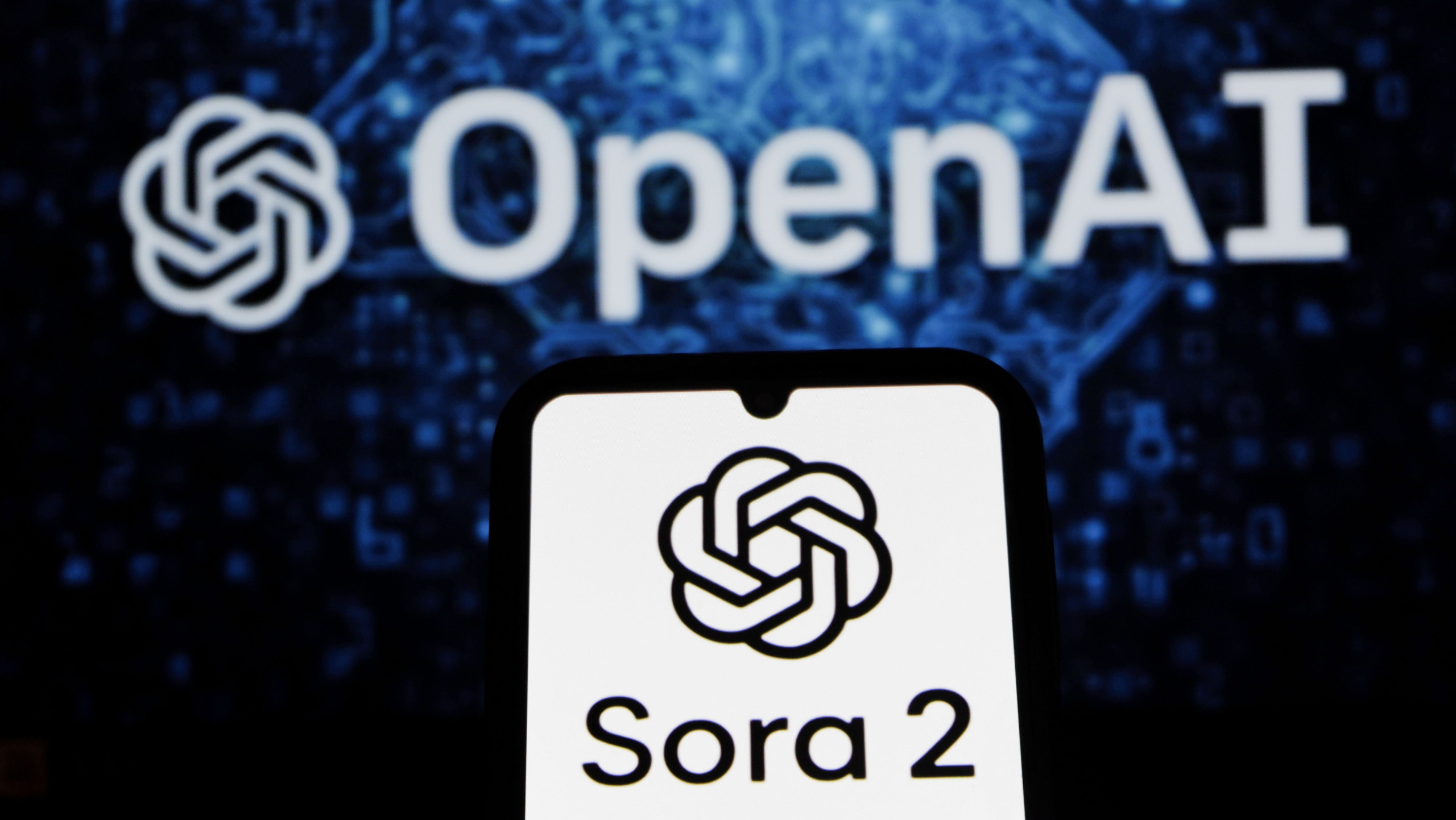 Die KI-Video-App Sora 2 erlaubt es Nutzerinnen und Nutzern, täuschend echte Videos zu erstellen. Dahinter steht das Unternehmen Open AI, das mit Chat GPT erfolgreich wurde.