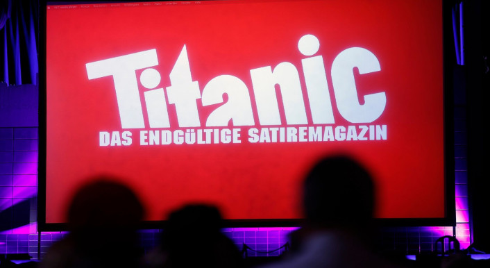 Immer wieder verbreiten sich gefälschte Titelseiten der Titanic. (Bild: Symbolfoto: Christoph Hardt / Picture Alliance / Panama Pictures)