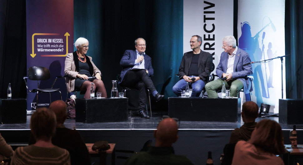 In Lörrach diskutierte SWR-Redakteur Matthias Zeller mit der früheren Oberbürgermeisterin Gudrun Heute-Bluhm (CDU), dem Stadtwerkechef Michael Pilgermayer, und dem Umweltamtsleiter des Kantons Basel-Stadt Matthias Nabholz über die lokale Wärmewende und was sich von den Schweizer Nachbarn lernen lässt. Bild: Ivo Mayr