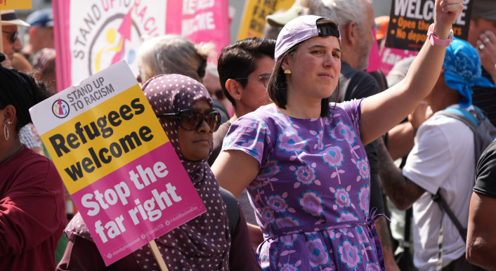 Auf der Guildhall Square in Portsmouth finden regelmäßig Demonstrationen gegen Rassismus statt – im Bild eine Veranstaltung im August 2025 (Gareth Fuller / Picture Alliance / empics)
