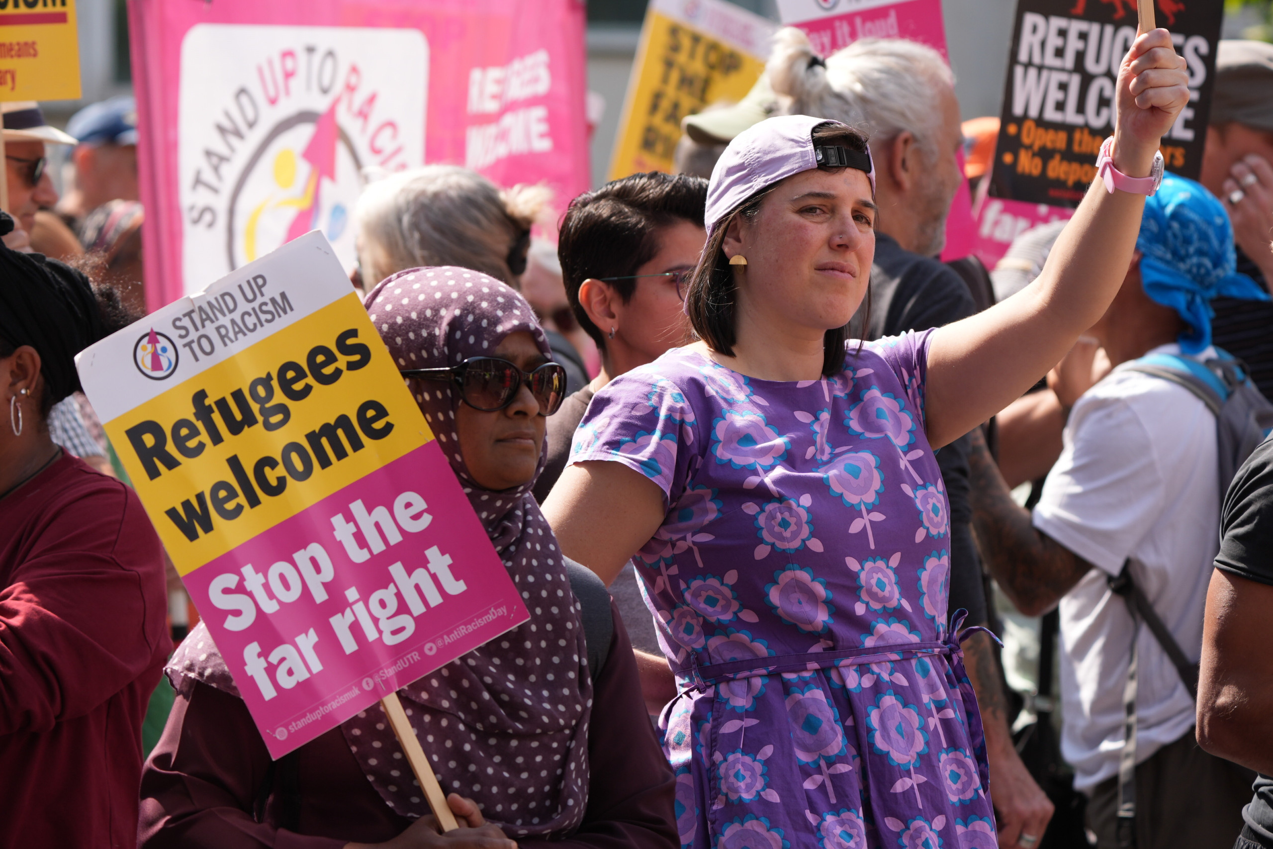 Auf der Guildhall Square in Portsmouth finden regelmäßig Demonstrationen gegen Rassismus statt – im Bild eine Veranstaltung im August 2025 (Gareth Fuller / Picture Alliance / empics)