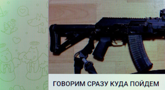 Ausschnitt einer Anschlagsdrohung gegen Berliner Schulen auf Telegram mit Bild einer Waffe