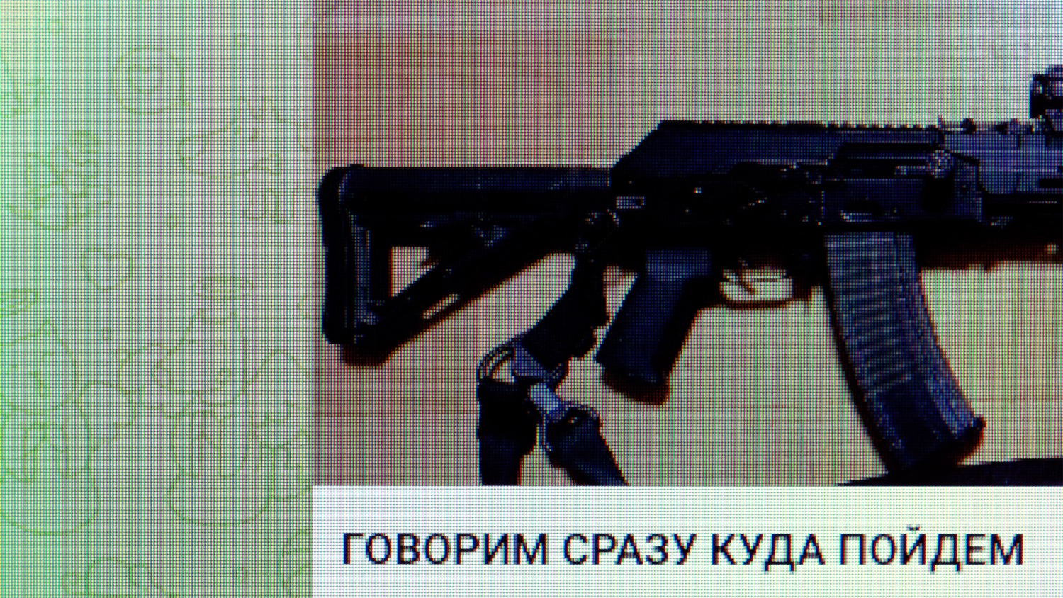 Ausschnitt einer Anschlagsdrohung gegen Berliner Schulen auf Telegram mit Bild einer Waffe