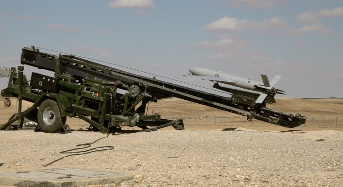 Loitering Munition des Typs SkyStriker von Elbit Systems wird durch ein Katapult gestartet. Ein ähnliches System könnte auch die Bundeswehr beschaffen. (Quelle: Elbit Systems / Youtube; Screenshot: CORRECTIV)