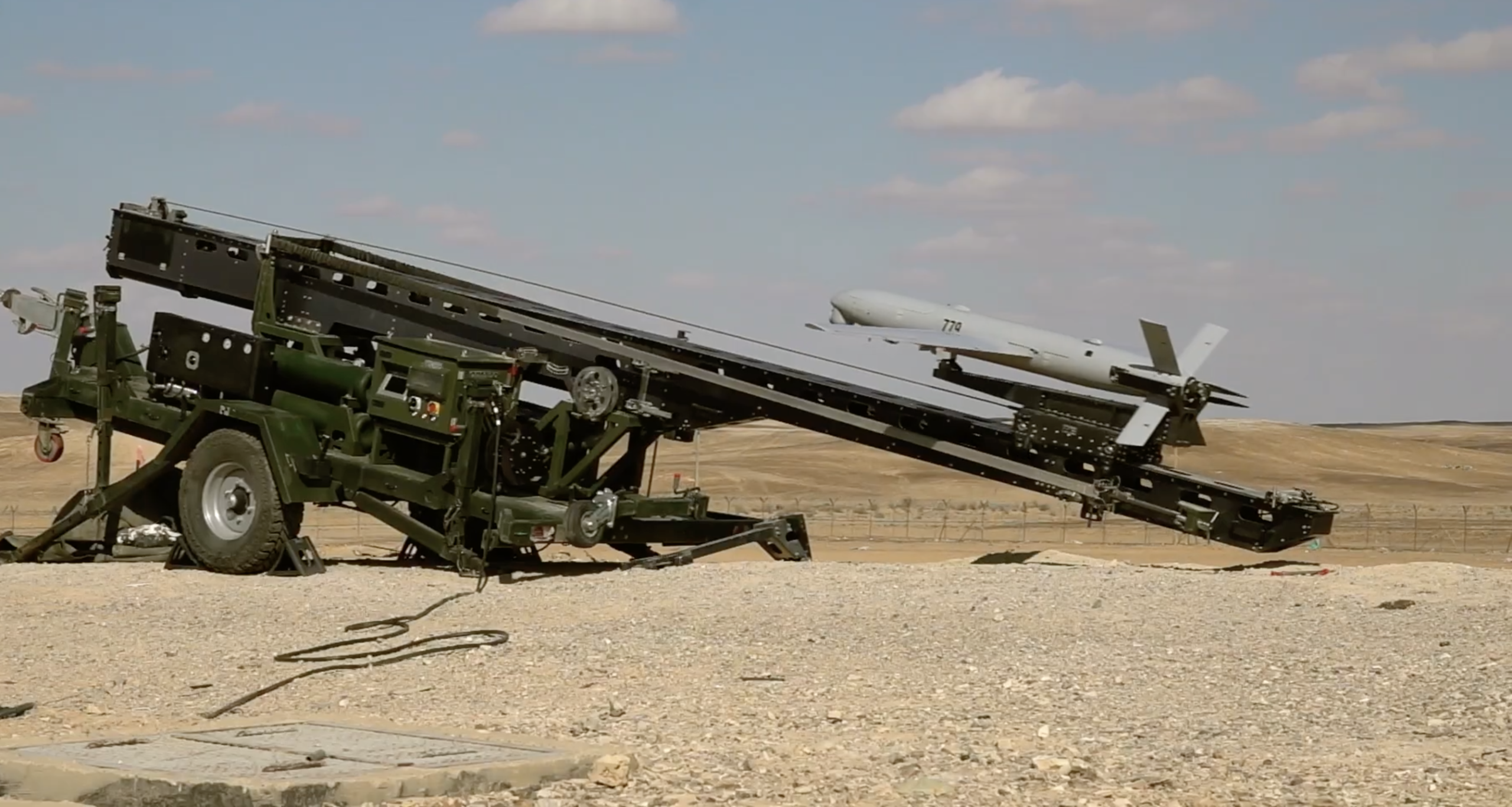 Loitering Munition des Typs SkyStriker von Elbit Systems wird durch ein Katapult gestartet. Ein ähnliches System könnte auch die Bundeswehr beschaffen. (Quelle: Elbit Systems / Youtube; Screenshot: CORRECTIV)