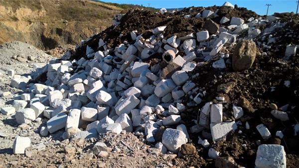 Auf den Fotos der tschechischen Umweltbehörde ist zu erkennen, dass damals neben Ziegeln augenscheinlich auch gipshaltiger Porenbeton abgekippt wurde. Die Entsorgung solcher Leichtbausteine gilt als besonders problematisch: Da der Gips für die Herstellung von Porenbeton mit anderen Materialien wie Zement vermischt wird, stören die Leichtbausteine das Recycling. Credits: Tschechiche Umweltbehörde ČIŽP