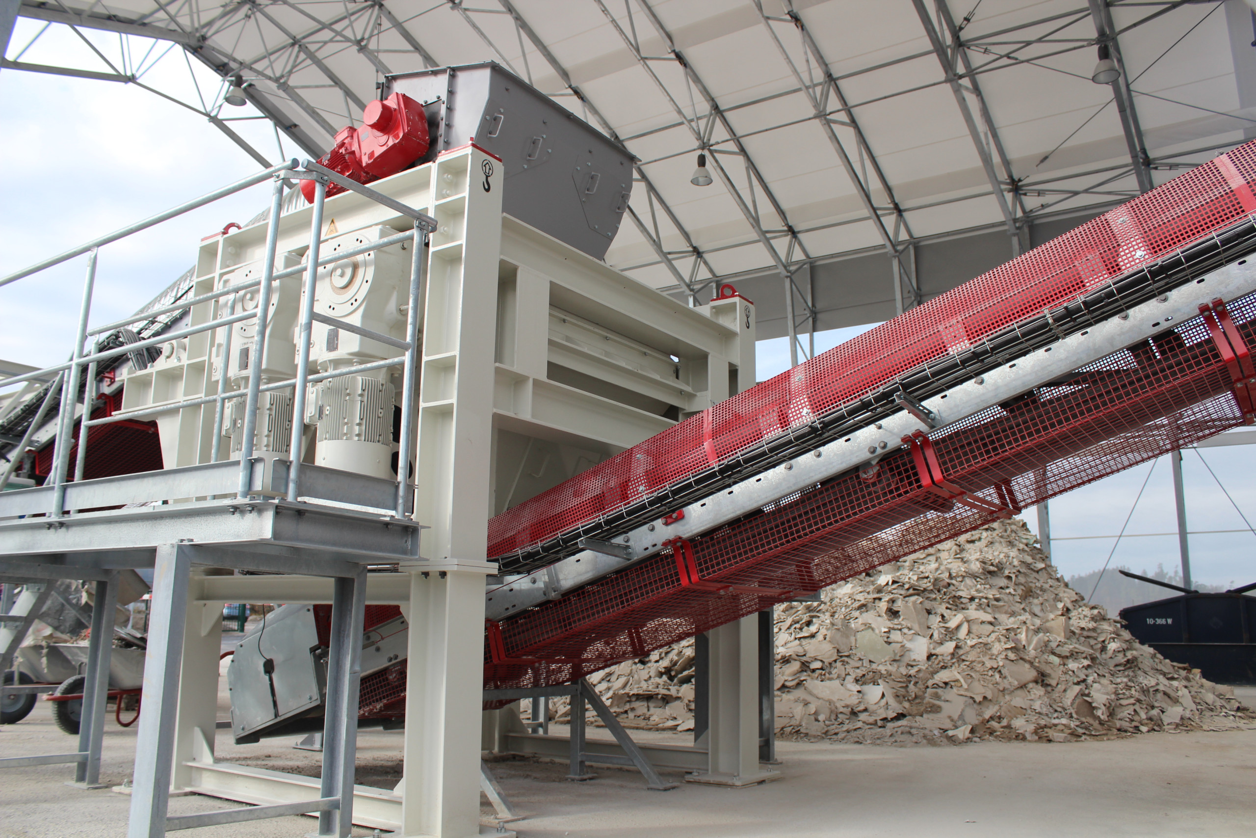 Das Foto zeigt eine Recyclinganlage für Gipsabfälle