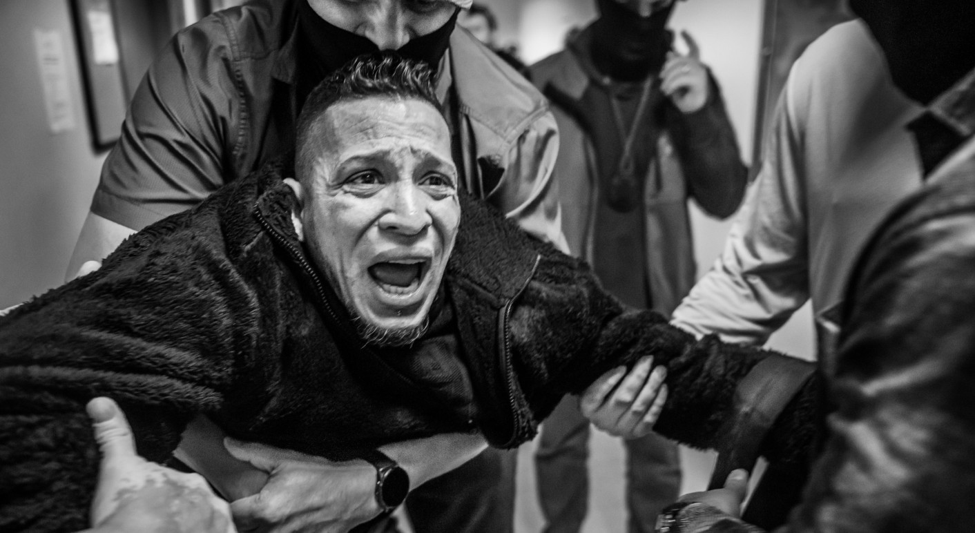 Bundesbeamte nehmen am 27. Oktober einen Mann fest, der in New York City zu seiner Asyl-Anhörung vor dem Einwanderungsgericht am 26 Federal Plaza erschien. (Foto: Graham MacIndoe)