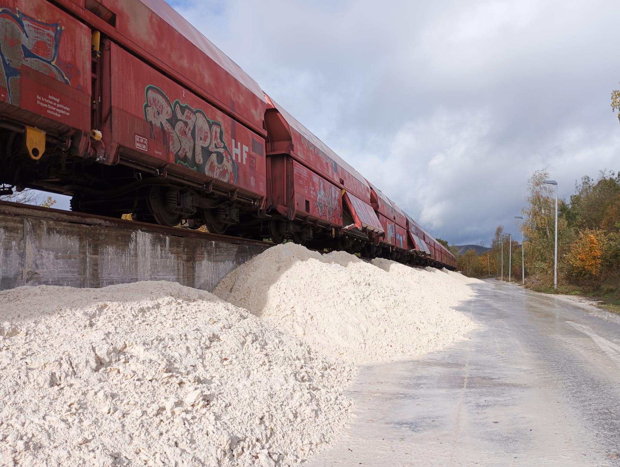 Ein Güterzug hat tonnenweise REA-Gips abgeladen, der in den Rauchgasentschwefelungsanlagen von Kohlekraftwerken anfällt.