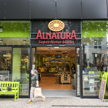 Der eingang zu einem Alnatura-Biomarkt in Freiburg.