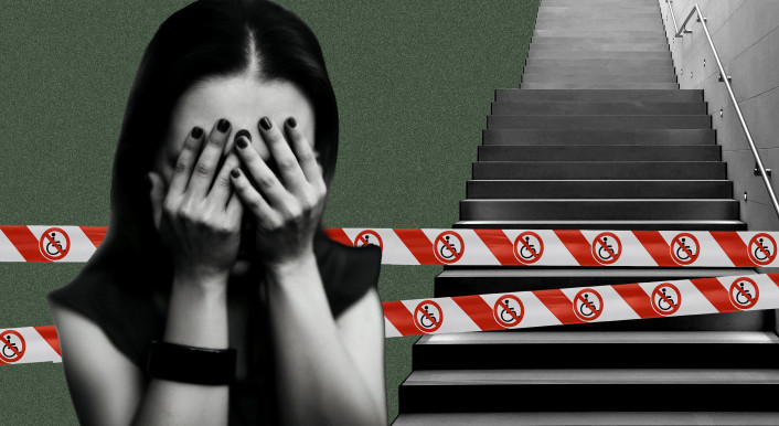 Die Collage zeigt eine Frau, die die Hände vors Gesicht schlägt. Im Hintergrund sieht man eine Treppe und davor ein rotes Absperrband. Darauf sind Rollstühle abgebildet, die mit einem roten Strich durchgestrichen wurden.