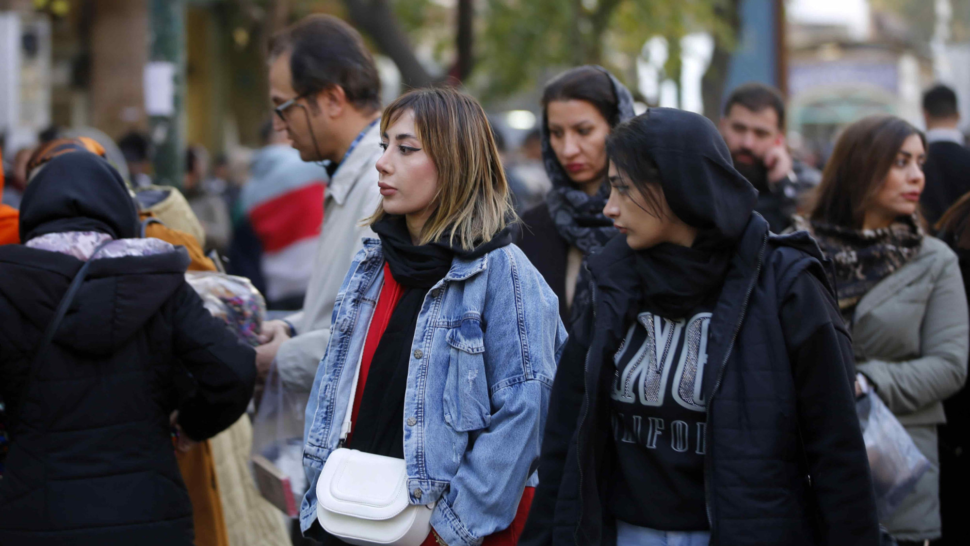 Frauen im Iran ohne Kopftuch