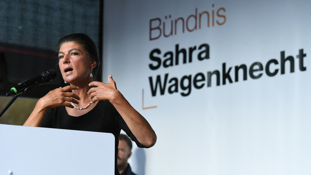 Sahra Wagenknecht an einem Rednerpult