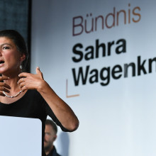 Sahra Wagenknecht an einem Rednerpult
