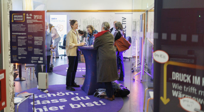 Vor Ort in unseren PopUp Studios konnten Menschen gemeinsam mit den Journalistinnen und Journalisten von SWR und CORRECTIV den CrowdNewsroom ausfüllen. Bild: Ivo Mayr