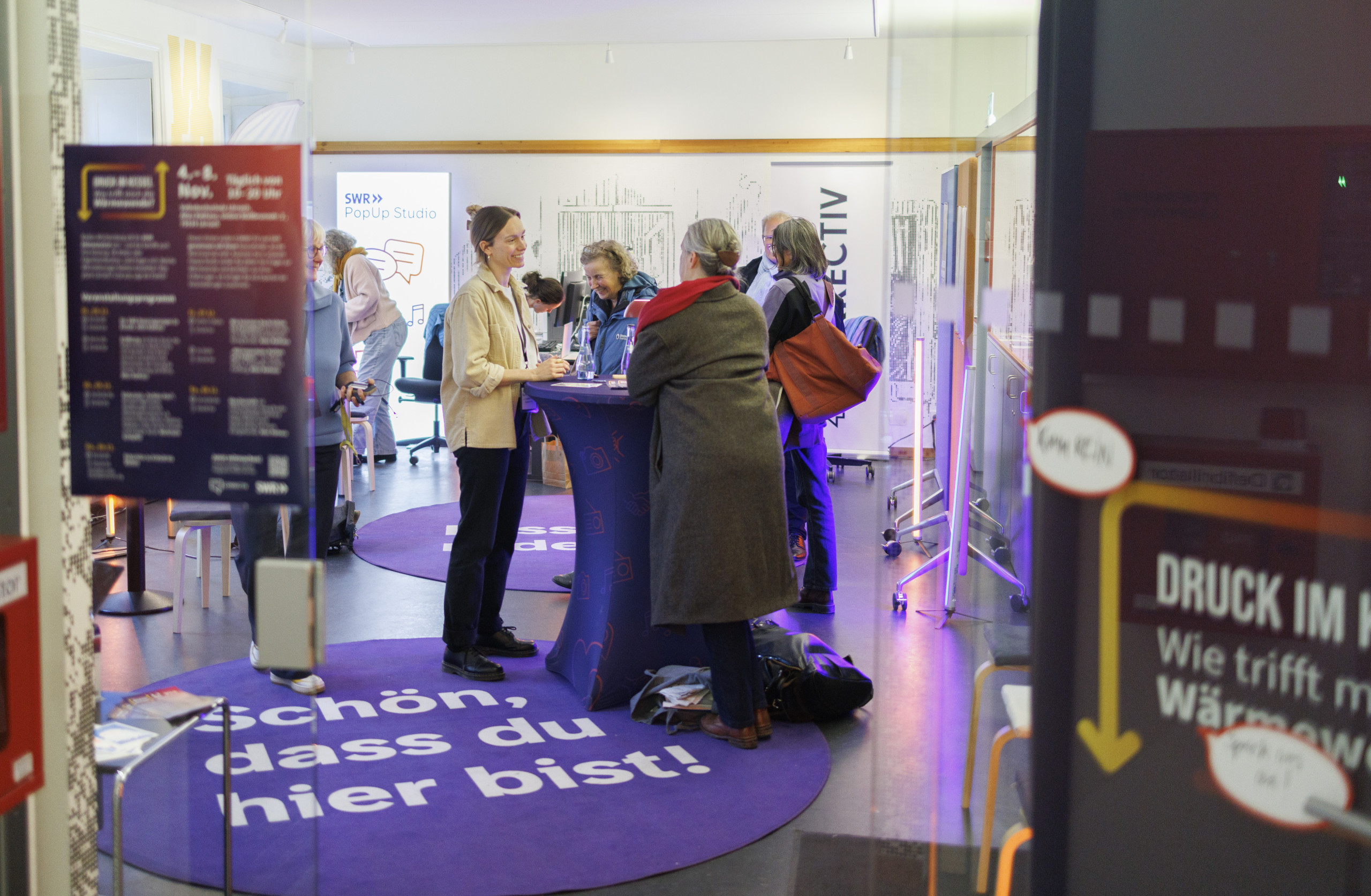 Vor Ort in unseren PopUp Studios konnten Menschen gemeinsam mit den Journalistinnen und Journalisten von SWR und CORRECTIV den CrowdNewsroom ausfüllen. Bild: Ivo Mayr