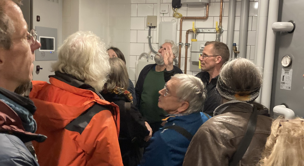 Der Oberbürgermeister von Vaihingen an der Enz lädt die Menschen ein, seinen Heizraum zu besichtigen. Sein Wohnhaus hat er nahezu klimaneutral saniert und heizt mit Solarthermie. Bild: Katarina Huth