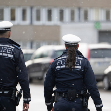 Aufnahme eines Polizisten und einer Polizistin.